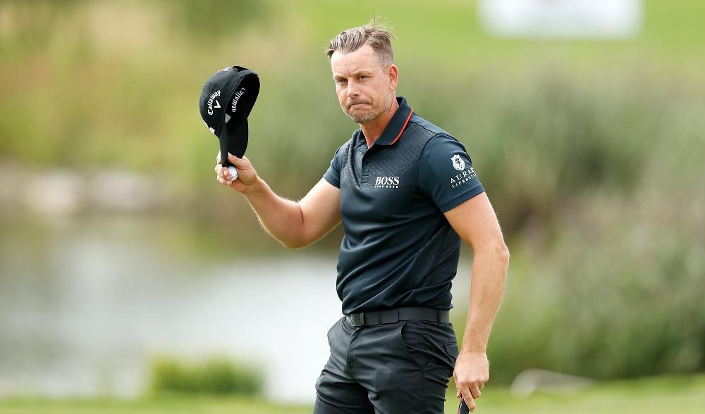

Henrik Stenson tackar åskådarna för deras stöd under en golftävling i Prag 2021. Nu kritiseras svensken för beslutet att gå till LIV-touren. Foto: Oisin Keniry/Getty Images                                                                                        