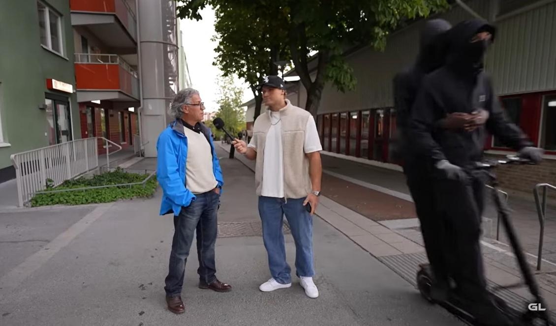 







Influencern Fabian Lejonståhl intervjuar en man i Stockholmsförorten Husby. Foto: Skärmdump/Youtube                                                                                                                                                                                                                                                                                                                                                                