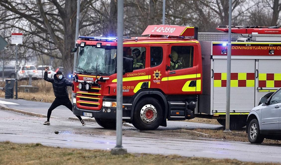 vå unga män i tjugoårsåldern står nu åtalade för att under de våldsamma påskupploppen i Navestad ha deltagit i stenkastning mot en brandbil, där de fem brandmännen i bilen skadades av stenarna. Foto: Stefan Jerrevång/TT