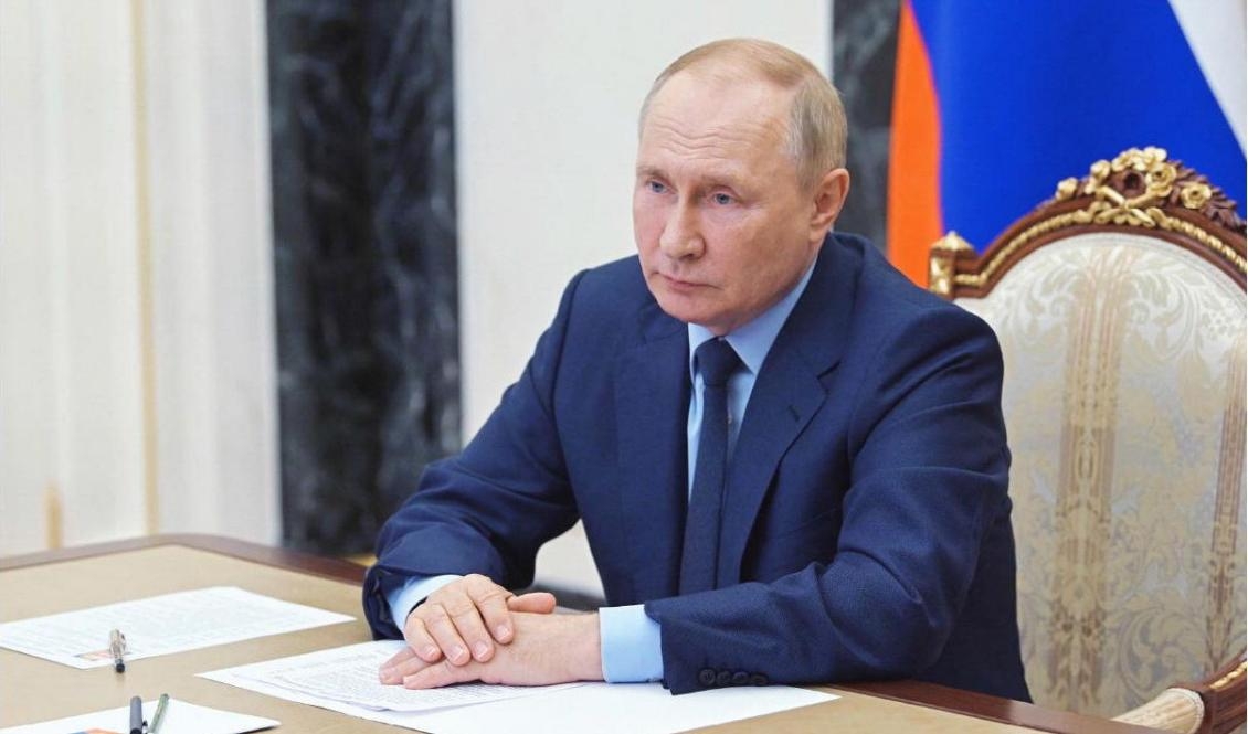 
Vladimir Putin deltar i en telefonkonferens den 22 augusti. Rysslands ekonomi har än så länge lyckats stå emot de omfattande sanktionerna. Foto: Pavel Byrkin/Sputnik/AFP via Getty Images                                            