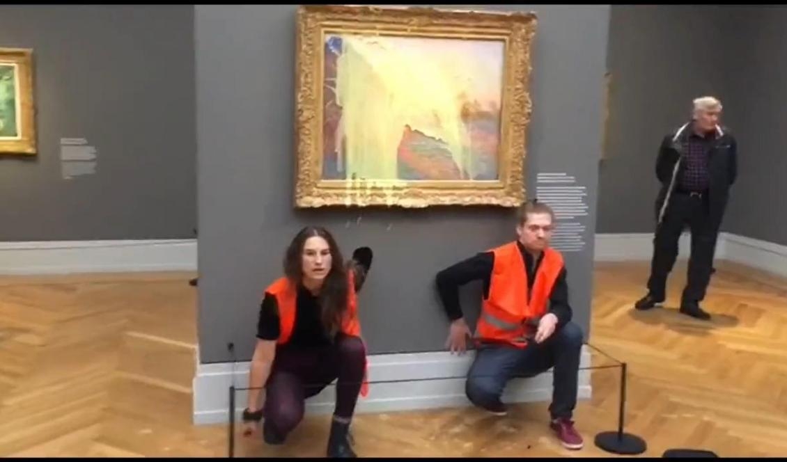 


Två tyska klimataktivister häller potatismos på en Monet-tavla. Foto: Skärmdump/Letzte Generation/Twitter.                                                                                                                                    