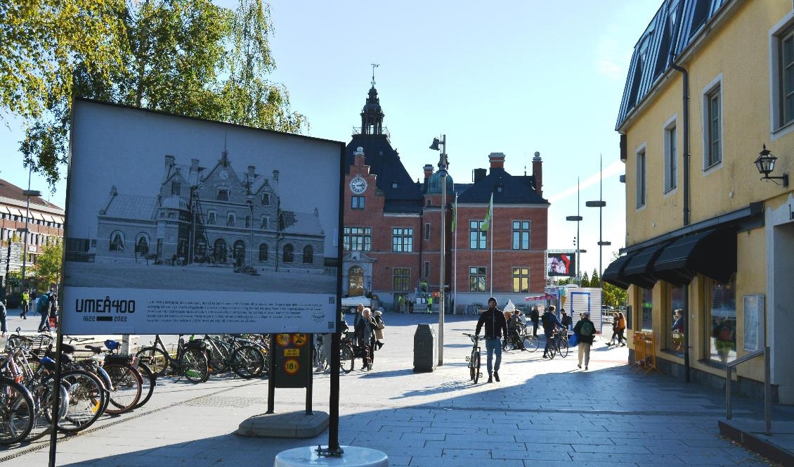 




En bildutställning visar en bild på den nya tågstationen i Umeå, 1896, som finns i andra änden av Rådhusesplanaden. I bakgrunden syns rådhustorget och rådhuset. Foto: Eva Sagerfors                                                                                                                                                                                                                            