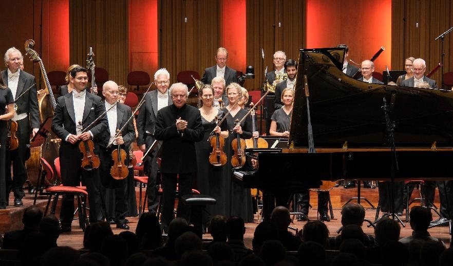 Pianisten och dirigenten András Schiff tolkar Mozarts och Schuberts musik i en uppskattad konsert i Berwaldhallen. Foto: Arne Hyckenberg
