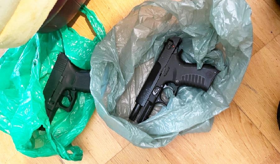 Tullbeslag av gasvapen som säljs fritt i flera EU-länder till personer över 18 år. De kan byggas om till skarpa vapen vapen genom att man tar bort en plugg eller byter pipan på dem. Foto: Tullverket