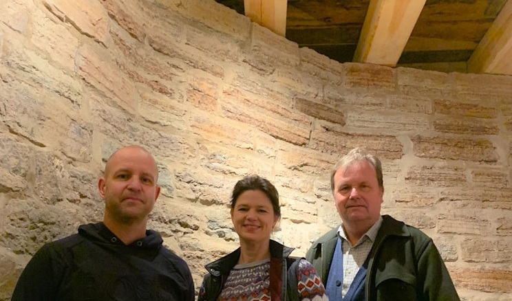 Tobias Cras, teknisk förvaltare vid Statens fastighetsverk, Meg Nömgård, slottchef på Kalmar Slott och Richard Edlund, byggnadsantikvarie vid Kalmar läns museum. Ovanför skymtas nya bjälkar och gamla ekplankor. Foto: Pressbild
