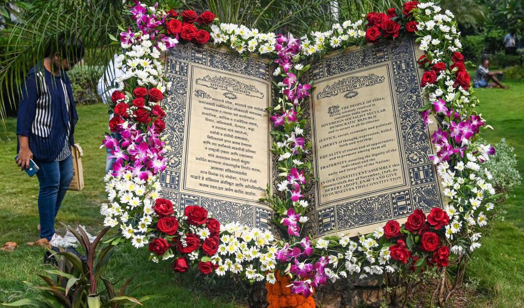 
I en park i Bombay finns den här installationen av Indiens grundlag. Hela lagen fick inte rum, för den är världens längsta skrivna grundlag med 395 paragrafer och 8 bilagor. Den antogs 26 november 1949, dagen firas som nationaldag. Foto: Indranil Mukherjee/AFP via Getty Images                                            