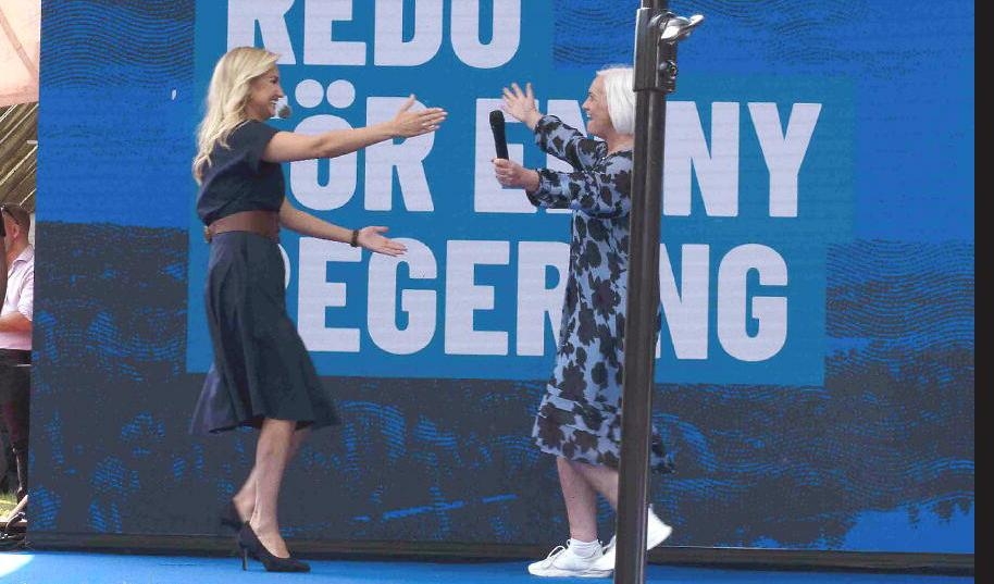 


Ebba Busch och Acko Ankarberg Johansson (KD) var redo för en ny regering och en kram under Almedalsveckan. Nu är de två de sjukvårdsanställdas sista hopp, enligt kåsören. Foto: Bilbo Lantto                                                                                                                                    