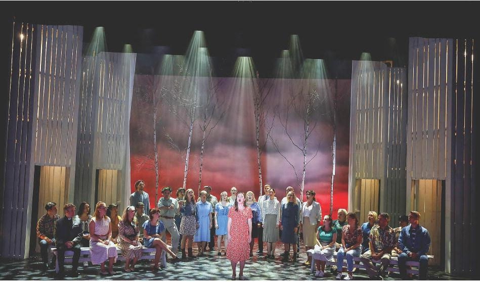 Jenny Norén och Säffleoperans ensemble framför en helgjuten uppsättning av musikalen Så som i Himmelen. Foto: Lina Ikse