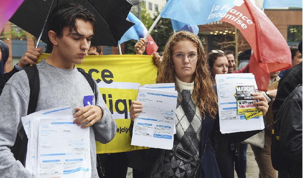 Franska demonstranter protesterar mot höga elräkningar utanför det franska elbolaget Engies högkvarter utanför Paris den 13 oktober 2022. Foto Alain Jocard/AFP/Getty Images