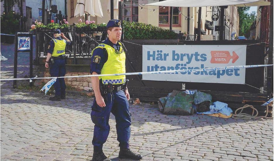 



Ett dåd som mordet på Ing-Marie Wieselgren under Almedalsveckan borde mana till sammanhållning i stället för att utnyttjas av politiska krafter, menar krönikören.  Foto: Bilbo Lantto                                                                                                                                                                                