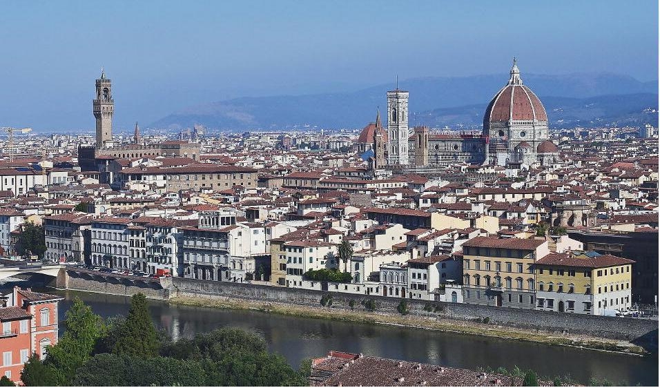 Vy över Giottos fristående klocktorn som tillhör Santa Maria del Fiore-katedralen, med floden Arno i förgrunden i centrala Florens. Här levde Luca Landucci. Foto: Miguel Medina/AFP via Getty Images