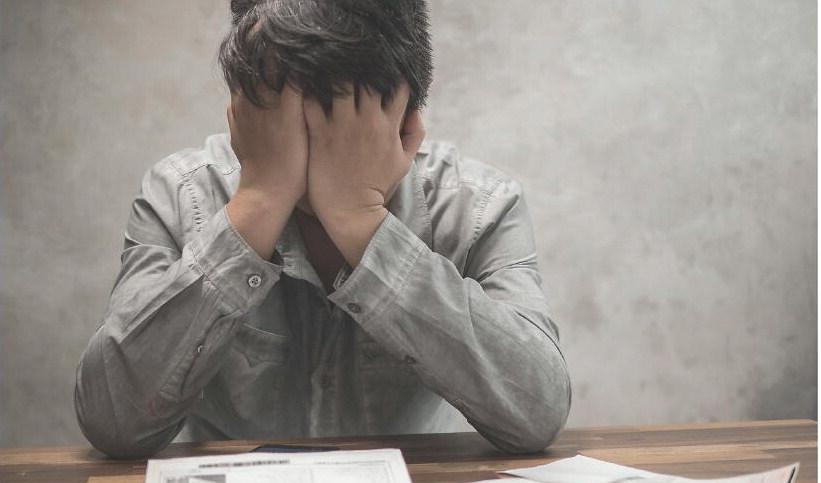 

Att människor drabbas av ekonomiska bördor är ett vanligt samhällsproblem där många säkerligen skulle behöva lite stöd och vägledning. Foto: Thebigland/Shutterstock                                                                                        