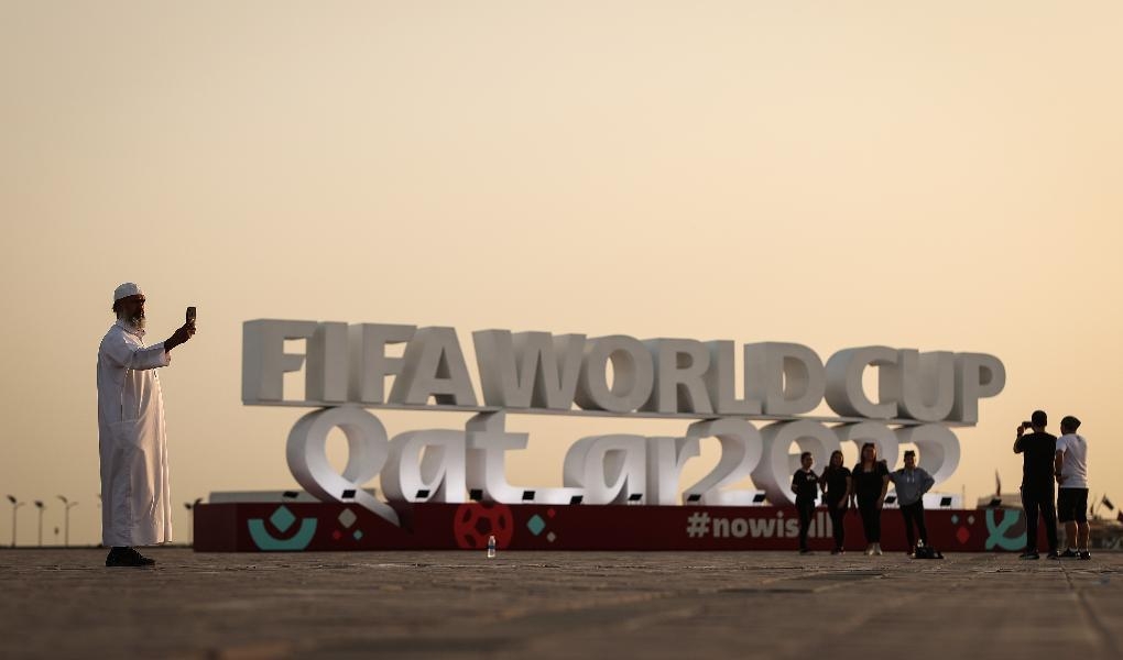 Människor tar foton vid Corniche Waterfront i Qatars huvudstad Doha, några dagar innan VM-premiären. Foto: Ryan Pierse/Getty Images