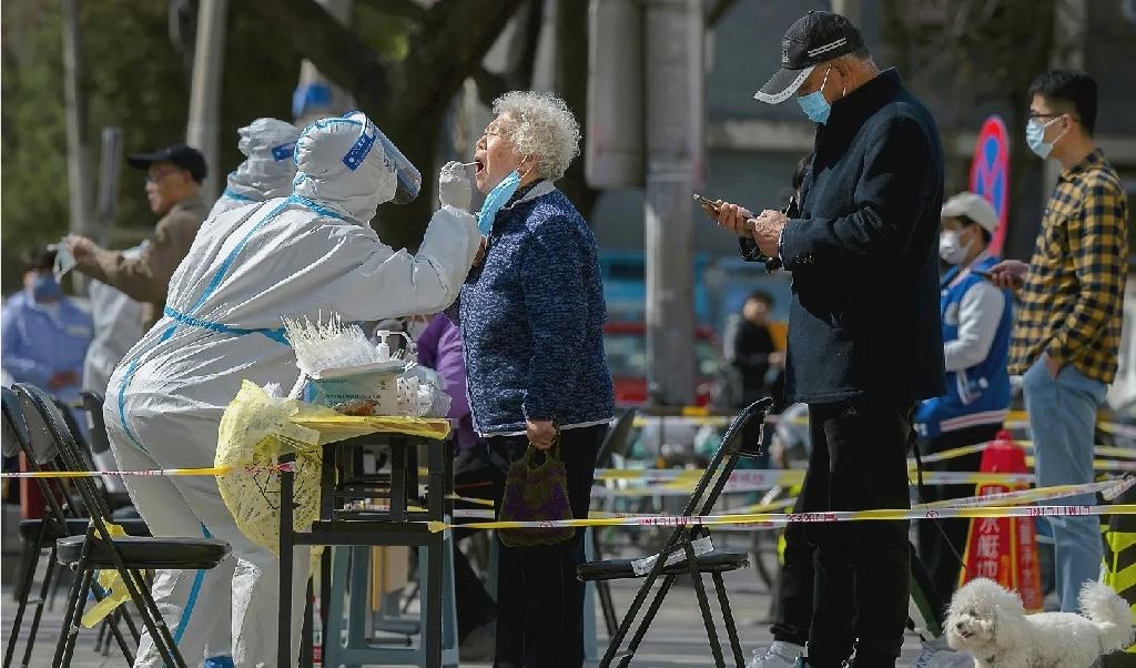 Vårdpersonal genomför covidtest i Peking. Regimens motsägelsefulla signaler kring pandemipolitiken signalerar en maktkamp, menar kommentatorer. Foto: Kevin Frayer/Getty Images