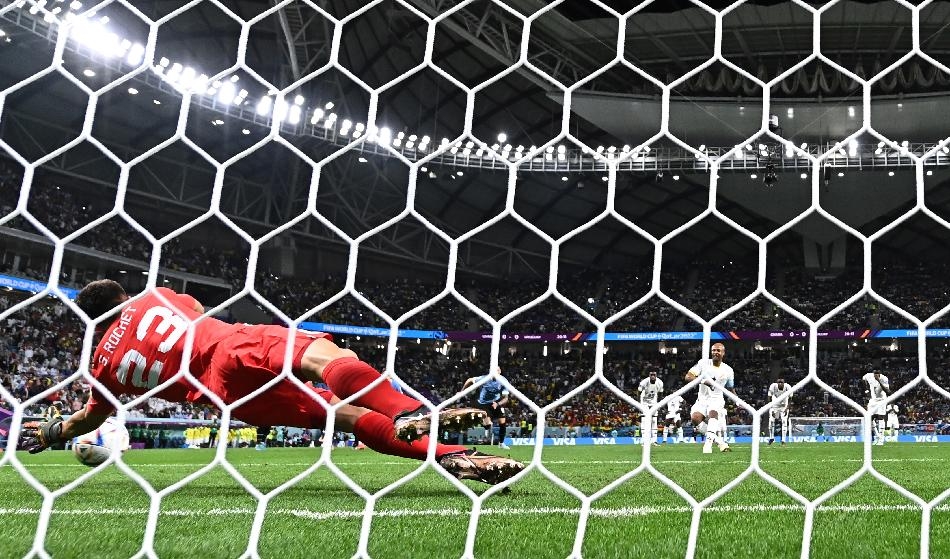 Uruguays målvakt räddar André Ayews straffspark. Ayews sjuåriga dotter på läktaren blir så chockad av missen att hon segnar ner och förs till sjukhus, där hon återhämtar sig.Foto: Clive Mason/Getty Images