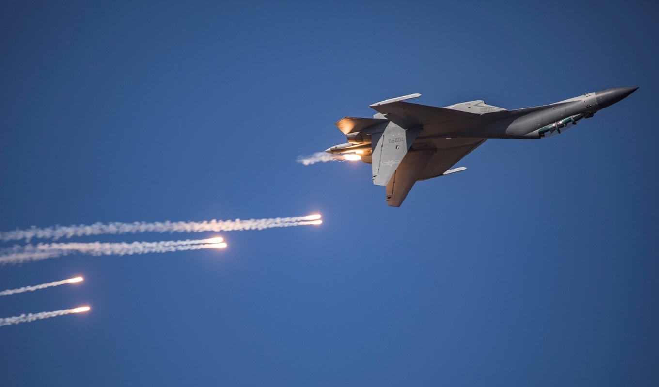 
På bilden som är tagen den 17 oktober 2019 syns stridsflygplanet J-16 göra en uppvisning i Changchun i Jilinprovinsen i Kina. Foto: STR/APF via Getty Images                                            