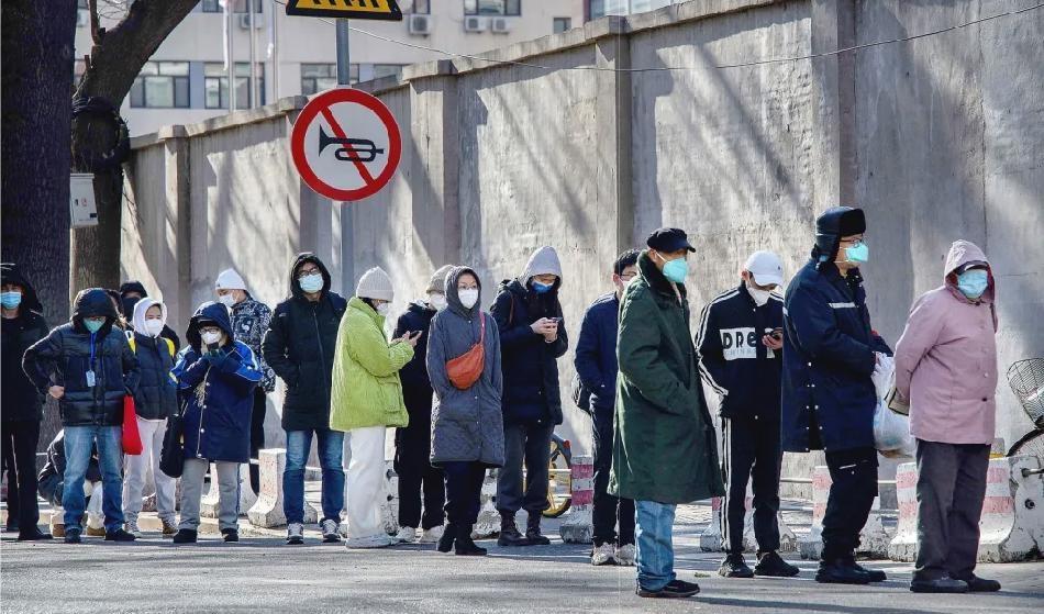 Covid-19 sprids nu snabbt i delar av Kina. Människor köar utanför en feberklinik vid ett sjukhus på morgonen den 11 december i Peking, Kina. Foto: Kevin Frayer/Getty Images