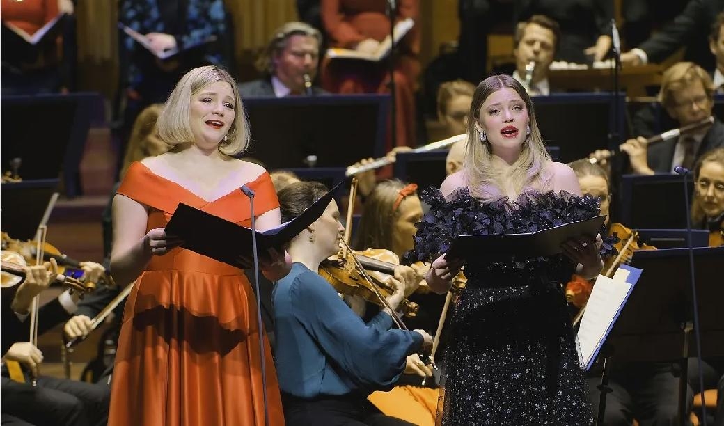 





Med stor bredd och variation genomfördes en stämningsfull julkonsert i Berwaldhallen med systrarna Wallroth som solister. Foto: Arne Hyckenberg                                                                                                                                                                                                                                                                        