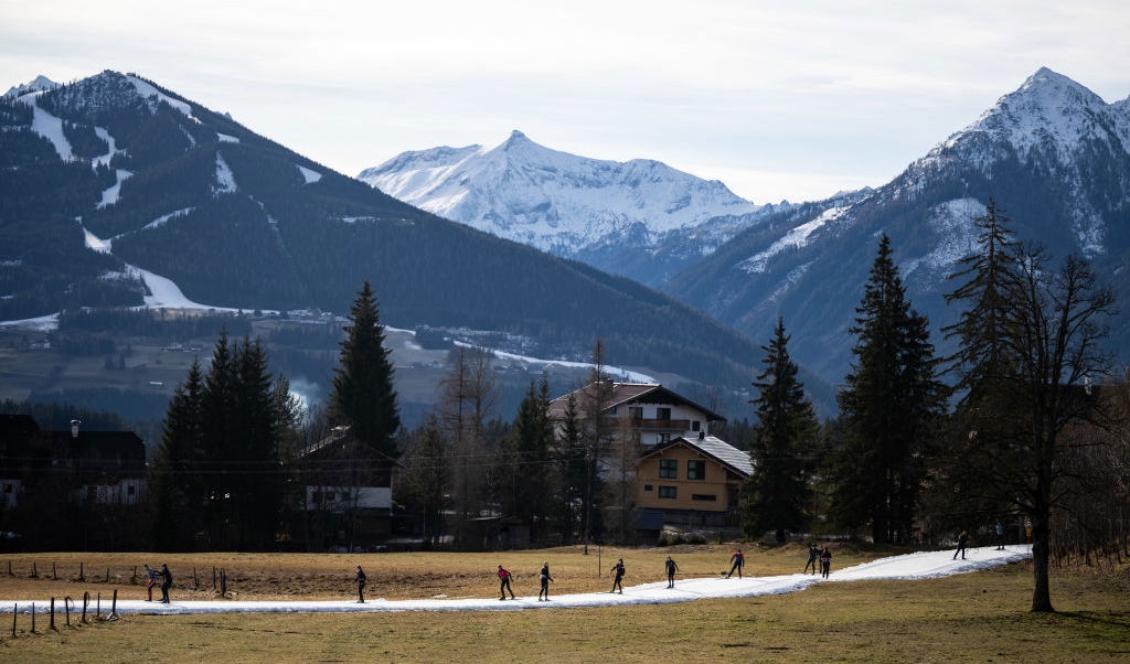 Åka skidor i Ramsau am Dachstein, Österrike, går, men förutom spåret med konstsnö är marken täckt av gräs på vardera sidan. En osedvanligt varm januari har fört med sig rekordtemperaturer till många delar av Europa. Foto: Daniel Kopatsch/Getty Images