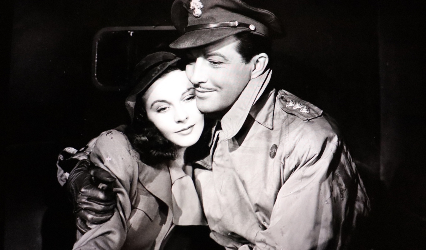 Vivien Leigh och Robert Taylor som det förälskade paret Myra Lester och Roy Cronin i klassikern Dimmornas bro från 1940.