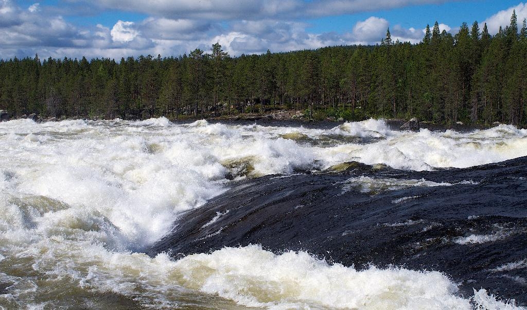 Vindelälven. Att stå på fasta klippan och se vattnet forsa förbi ger en övernaturlig känsla av kraft; just här slapp den bli betvingad av människan. Foto: Emil Almberg