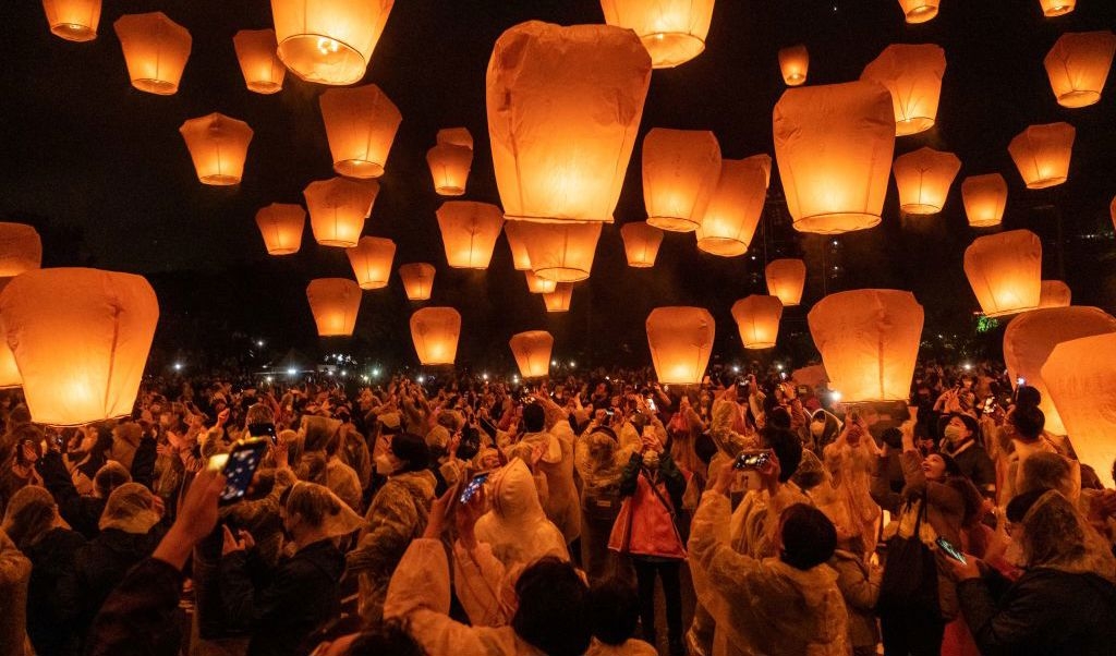 Turister och invånare släpper sina tända lyktor under lyktfestivalen i Pangxi, Taiwan. Den hölls första gången 1999 och är nu en internationellt känd festival som lockar många att komma. Festivalen har blivit en av de mest ikoniska händelserna i Taiwan. Foto: Lam Yik Fei/Getty Images