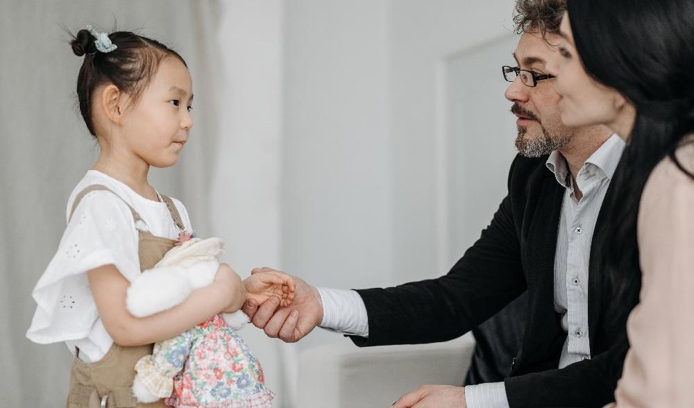 Utlandsadoptioner är kostsamma. Därför anses lånet vara en rättvisefråga och ska ge fler möjlighet att adoptera ett barn. Foto: Pavel Danilyuk