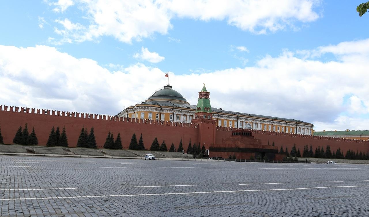 Väl skyddan innanför röda muren sitter Putin. Nu introduceras patriotiska kurserna  i ryska skolor som frammanar  minnet av sovjetisk propaganda. Foto: Public Domain