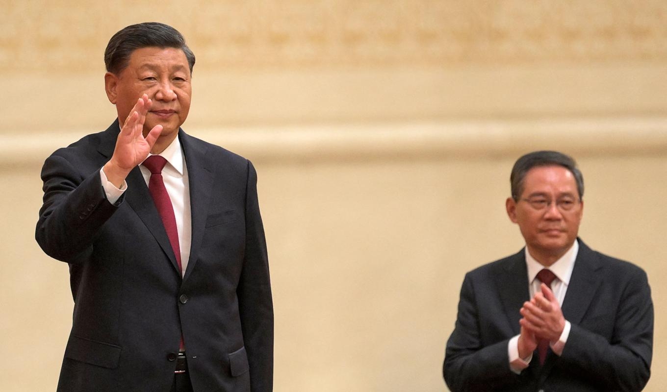 Kinas president Xi Jinping vinkar tillsammans med Li Qiang, som ingår i kommunistpartiets politbyrås ständiga utskott. Den 23 oktober 2022. Foto: Wang Zhao/AFP via Getty Images