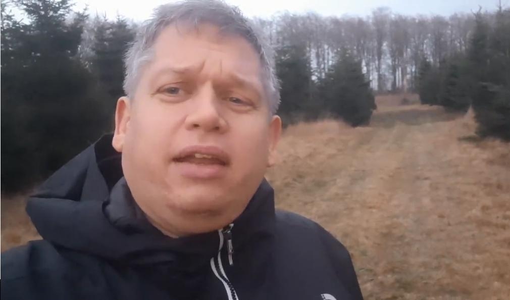 Rasmus Paludan hade tänkt bränna en koran i Wakefield, England, den 23 mars. Men har dessvärre nekats inträde till Storbritannien. Foto: Skärmdump/Twitter