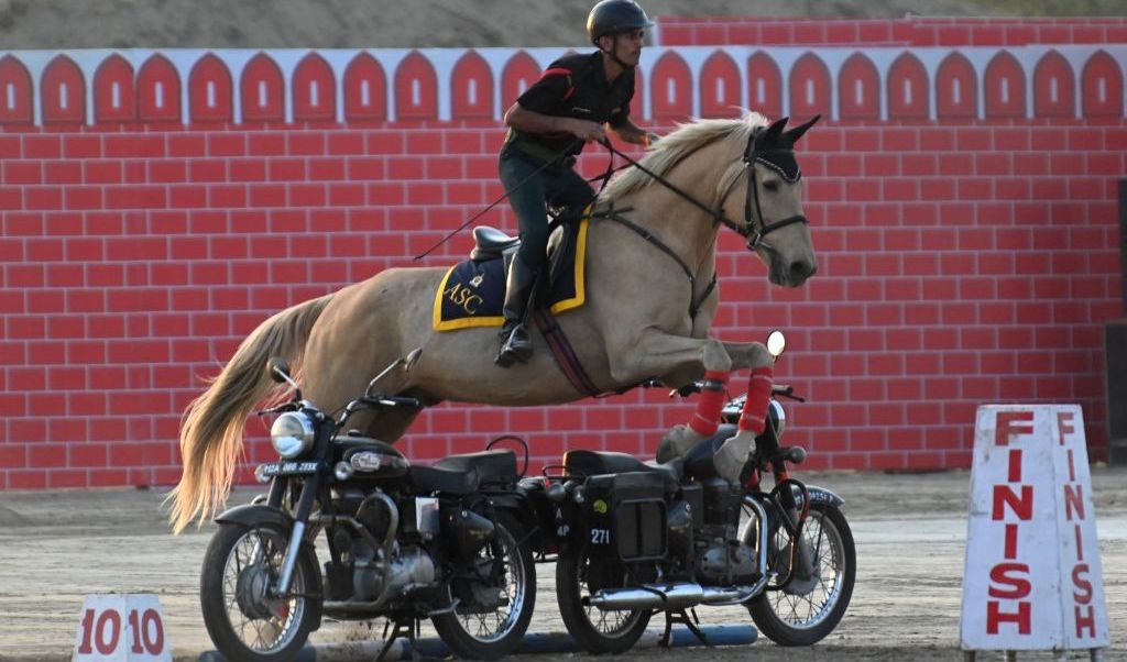 Med stor skicklighet och mod hoppar en indisk armésoldat över ett ovanligt och svårt hinder med sin häst den 10 mars, vid en ceremoni som hålls vid en militär postering i Amritsar. Foto: Narinder Nanu/AFP via Getty Images