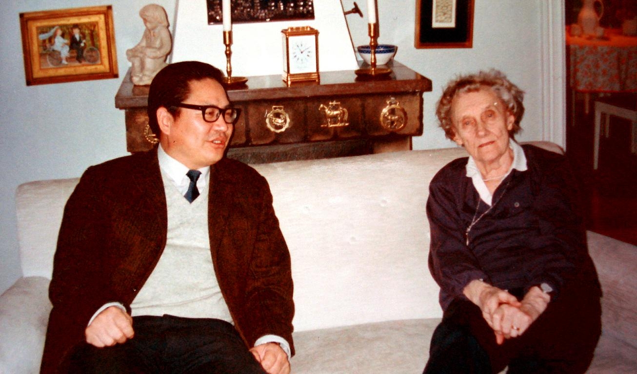 Feng Gao översatte några av Astrid Lindgrens barnböcker på 1980-talet och fick även tillfälle att träffa den svenska författarinnan. Foto: Privat