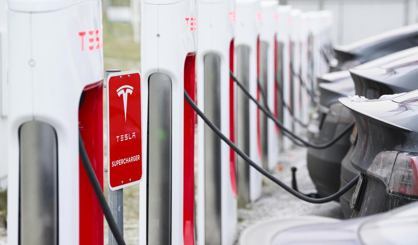 I Tyskland har bilindustrin uppfunnit en metod att tillverka syntetiskt bränsle vilket när förhoppningar om att deras stora prestigebilar inte ska bli omkörda av Elon Musks Teslor. Foto: Henrik Montgomery/TT