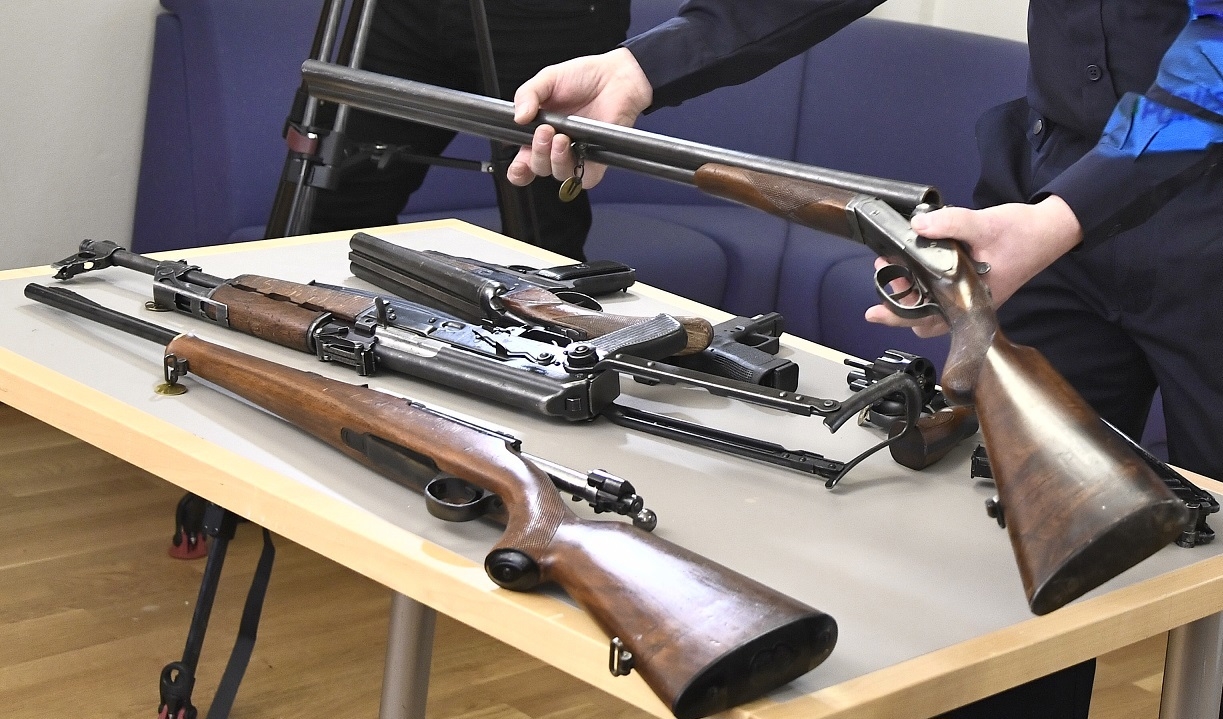 Polisen visar upp beslagtagna vapen. Nu ska Polismyndigheten bli bättre på att utföra kontroller hos vapenhandlare för att förhindra att vapen hamnar i orätta händer. Foto: Claudio Bresciani/TT