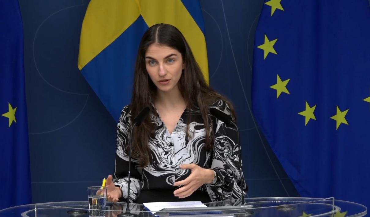 Klimat- och miljöminister Romina Pourmokhtari bjöd in till pressträff för att presentera en utredning för att främja havsbaserad vindkraft i Östersjön.  Foto: Regeringen / skärmdump