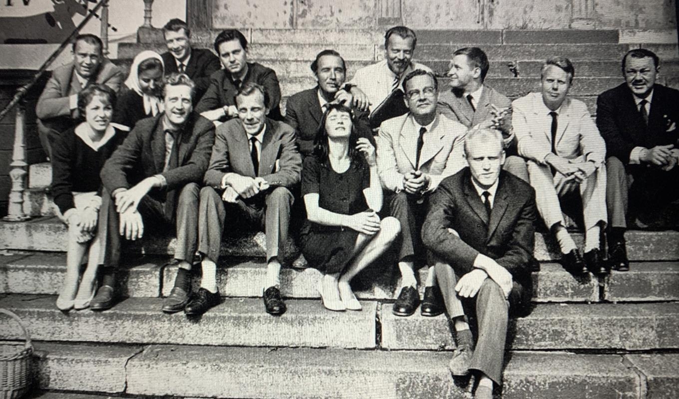 TV-teaterns fasta skådespelarensemble med teaterchefen Henrik Dyfverman i spetsen (spelåret 1961/1962), redo att leverera stor teaterkonst till svenska folket. Foto: Public Domain