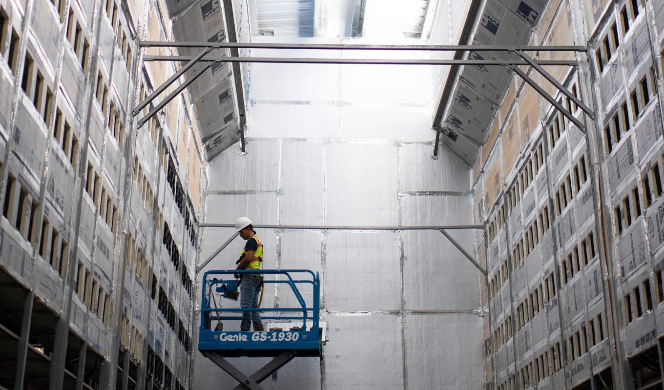 En arbetare installerar en rad mining-maskiner vid en anläggning i Texas, USA, oktober 2021. Foto: Marl Feöox/AFP via Getty Images