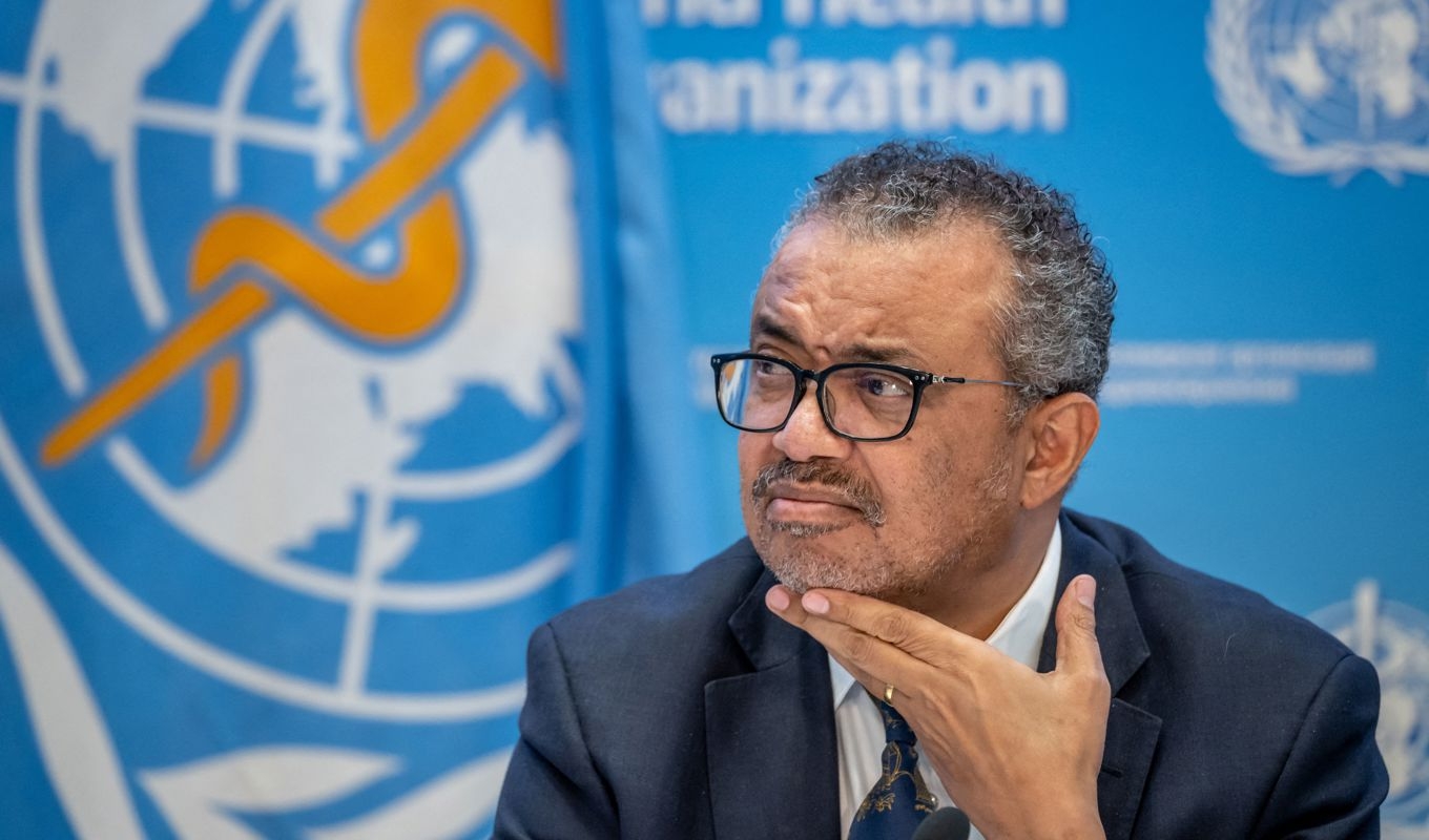 WHO:s generaldirektör, Tedros Adhanom Ghebreyesus,   förespråkade munskydd mot covid-19, trots att infektionsläkare länge vetat att dessa inte skyddar mot små viruspartiklar.Foto:  Fabrice Coffrini/AFP via Getty Images