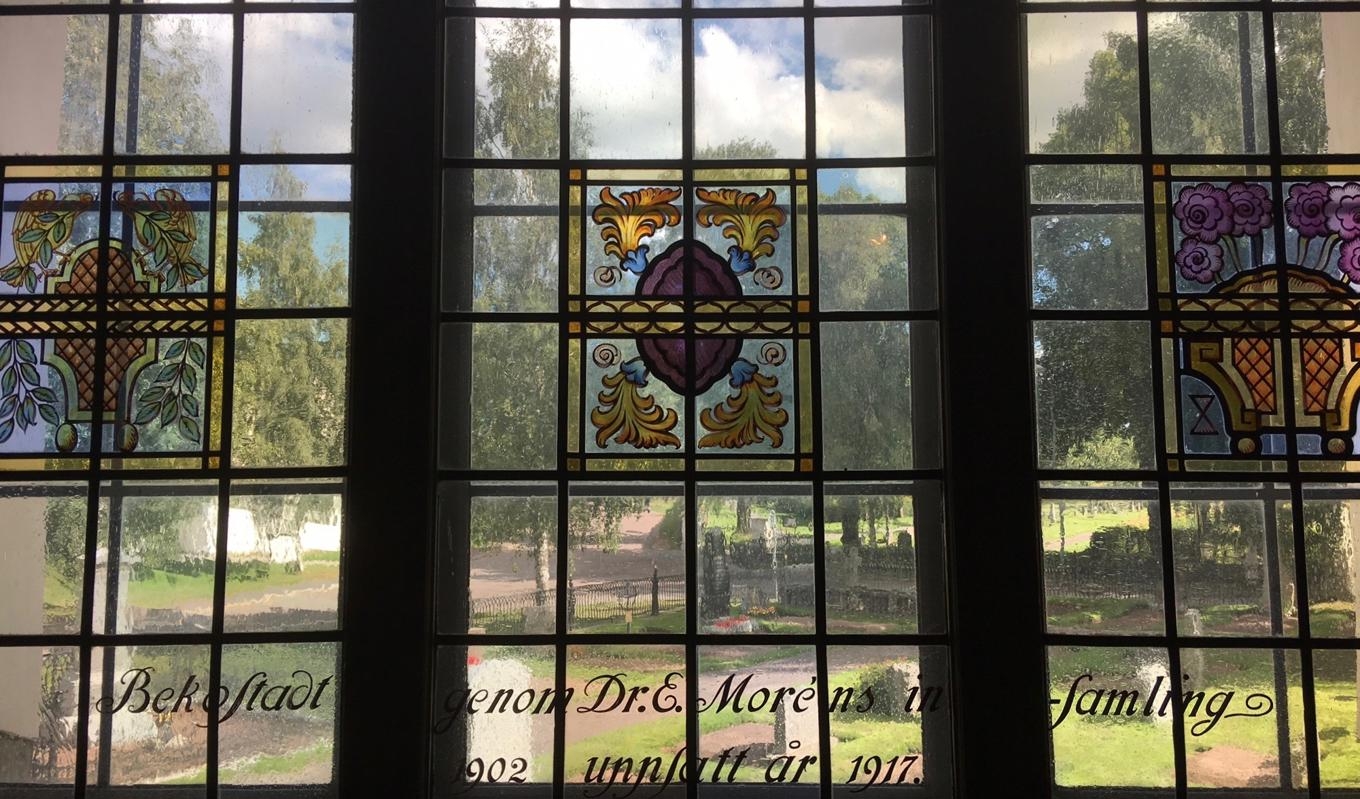 Exakt lika mycket som vi blickar ut genom fönstret blickar verkligheten in. Foto: Privat