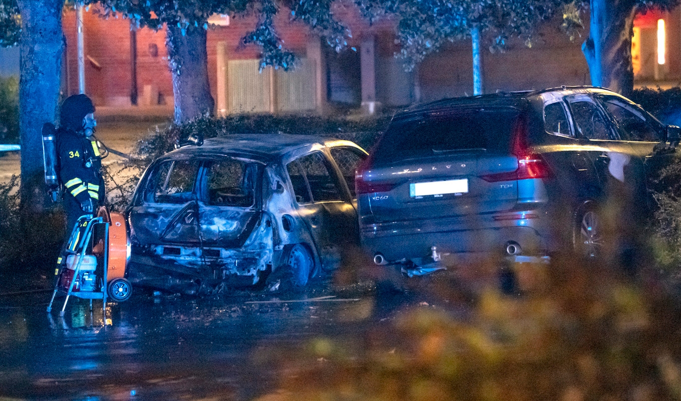 Bränder i elbilar är svårsläckta när litiumjonbatteriet börjar brinna. Brandröken innehåller också giftiga gaser såsom flourväten, vilka är mycket hälsofarliga. Foto: Johan Nilsson/TT