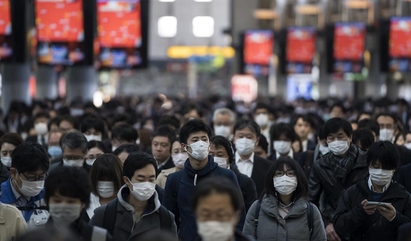 Bild från Tokyo i mars 2020. Ett viktigt argument för munskydd har varit att man smittar utan att visa symtom, något som nu visat sig tveksamt. Foto: Tomohiro Ohsumi/Getty Images