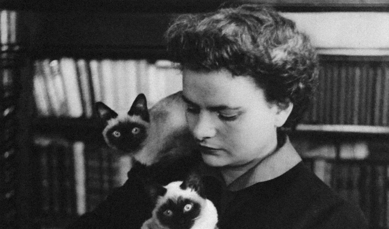 Den unga kattälskande Elsa Morante i sin lägenhet i Rom. Foto: Modernista