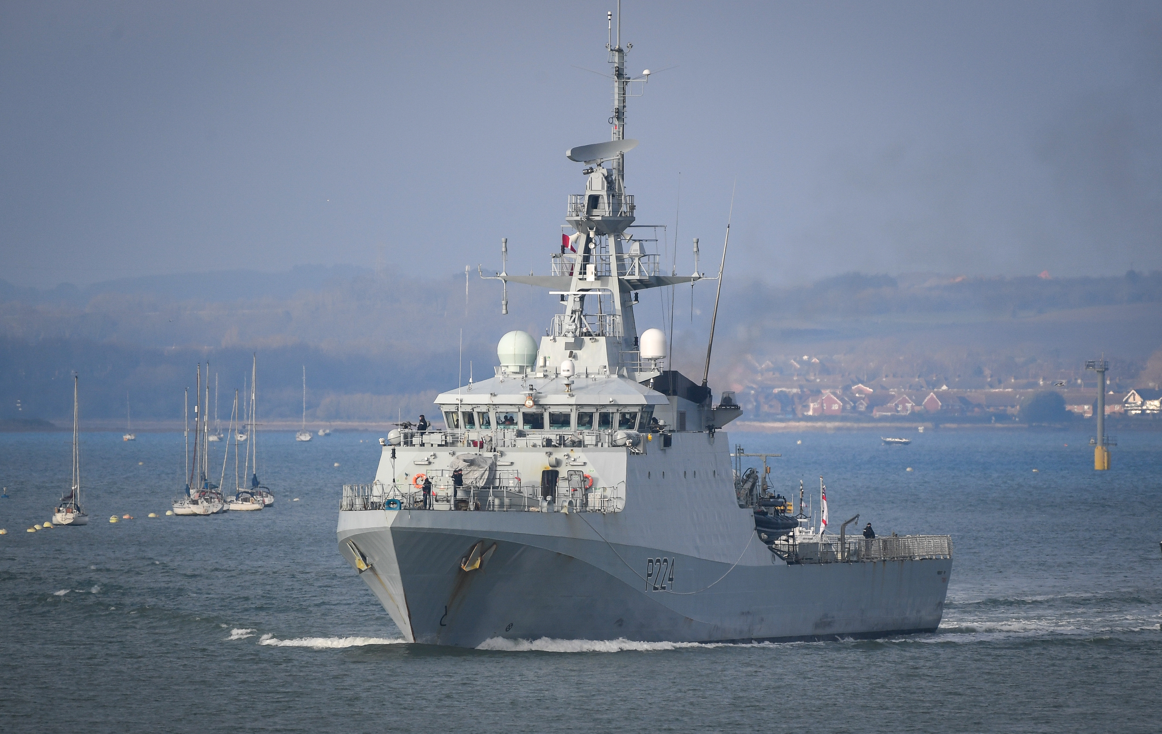 På bilden ses det brittiska örlogsfartyget HMS Trent lämna staden Portsmouth den 31 december 2020. Foto: Finnbarr Webster/Getty Images
