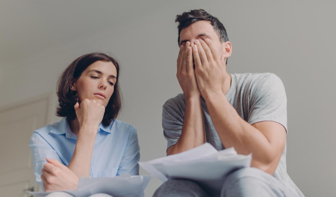 Undersökningar visar att cirka hälften av alla par i Sverige bråkar om pengar ibland. Ju tidigare i relationen ett par sätter sig ner för att reda ut värderingar och tankar kring ekonomin, desto bättre.