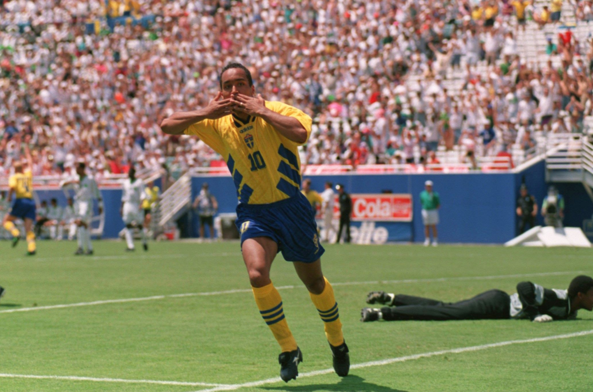Martin Dahlin gör mål mot Saudiarabien i fotbolls-VM 1994 i Dallas. Snart får SVT-tittarna ta del av ”Fotbollens historia” i en ny SVT-satsning. Foto: Shaun Botterill/ALLSPORT/Getty Images