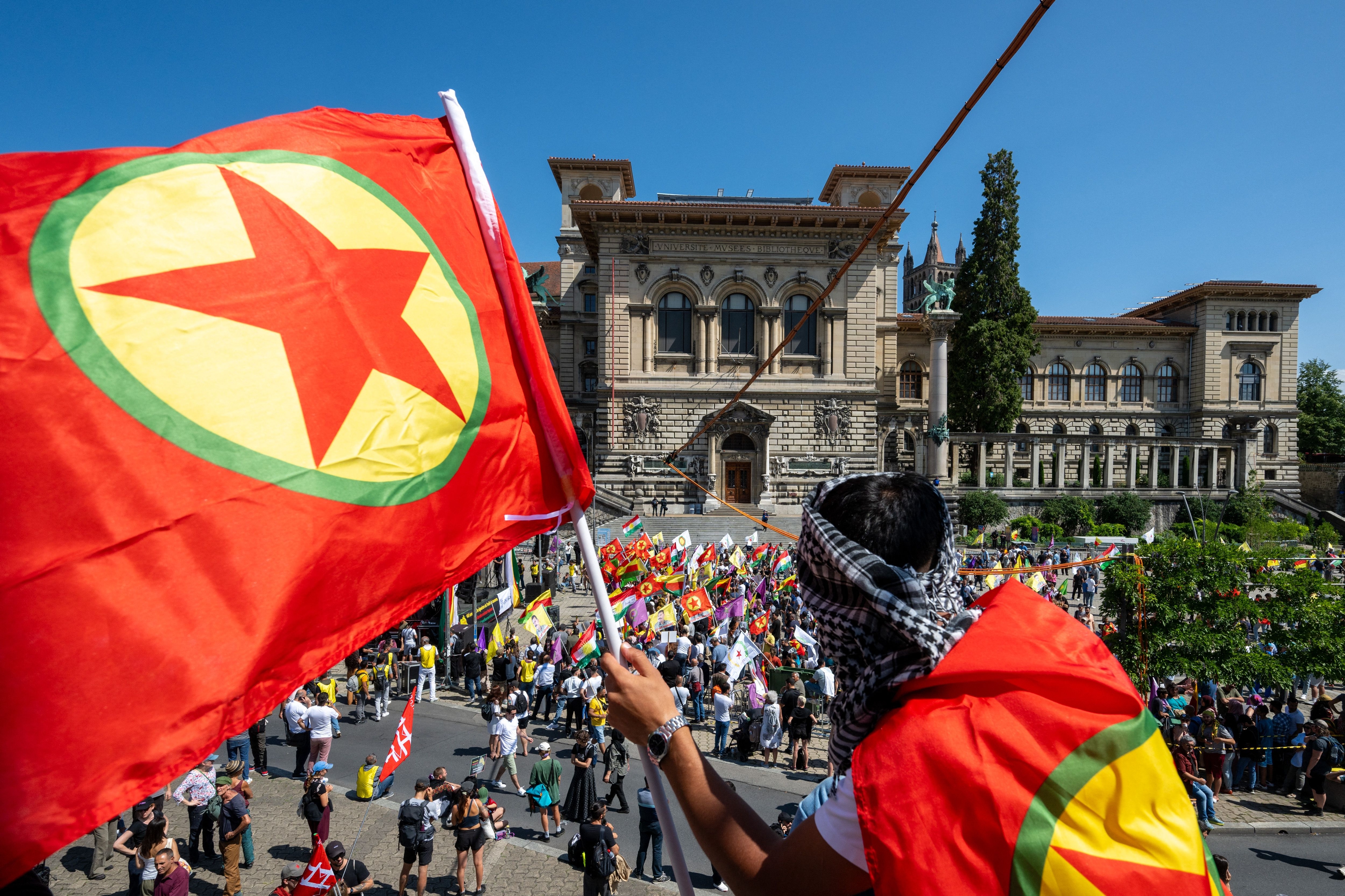 En man håller i en PKK-flagga i Lausanne i Schweiz den 22 juli 2023. Foto: Fabrice Coffrini/AFP via Getty Images