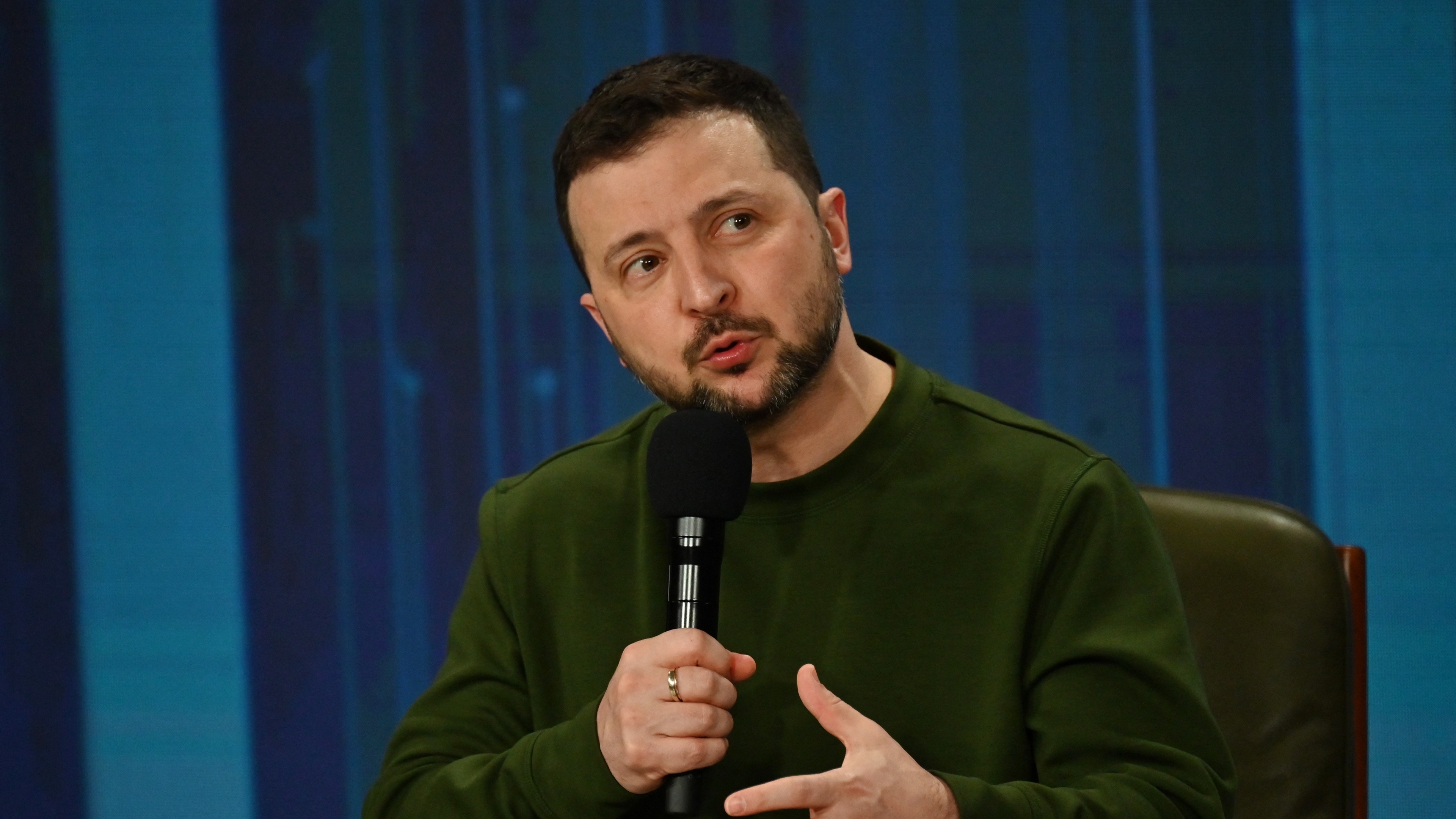 Den ukrainske presidenten Volodmyr Zelenskyj talar på en pressträff den 25 februari. Foto: Sergei Supinsky/AFP via Getty Images