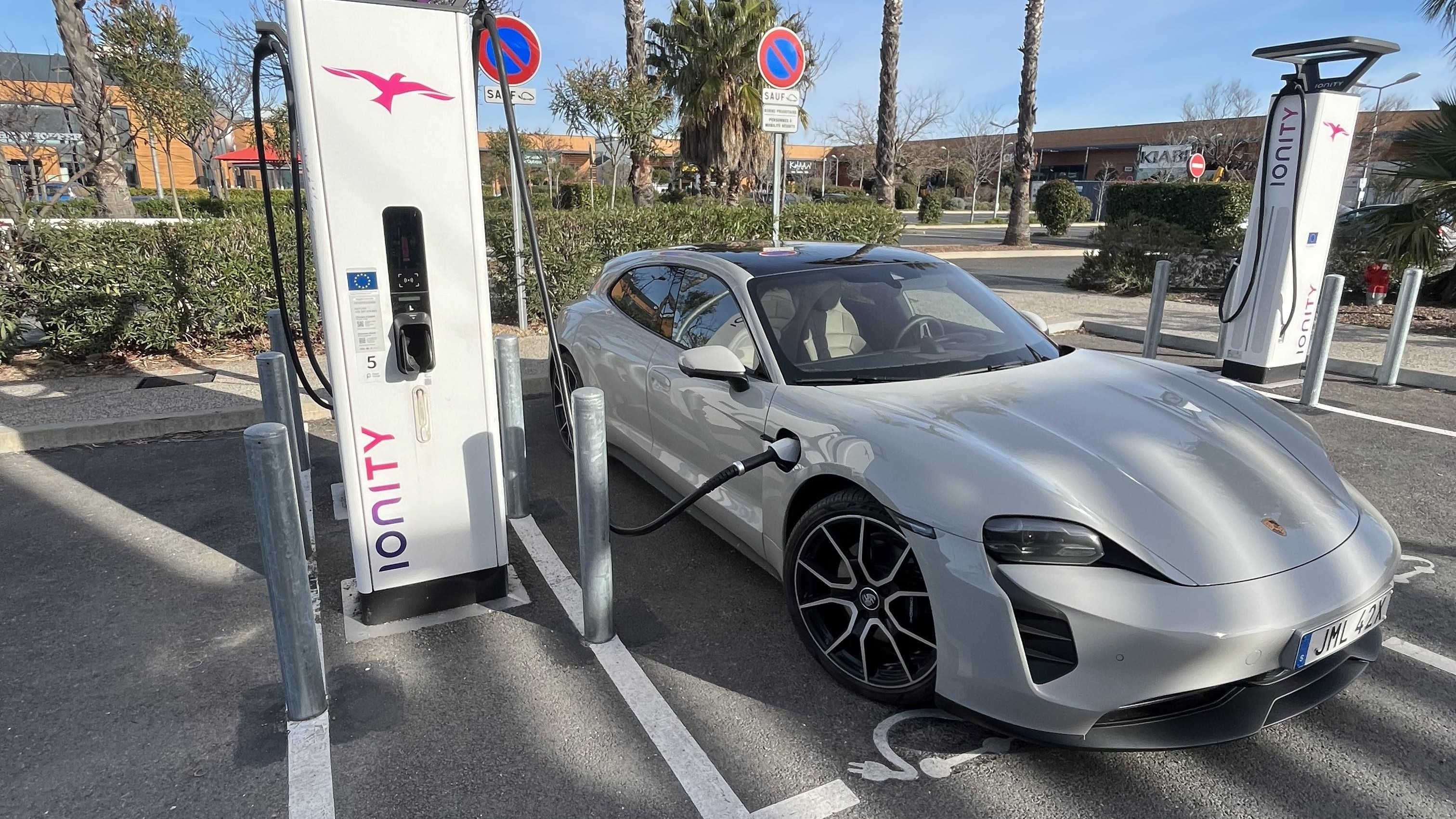 Näst sista laddningen gjordes i soliga Montpellier och turligt nog för nerverna fungerade laddningen på en av stolparna. Foto: Pär Edgren