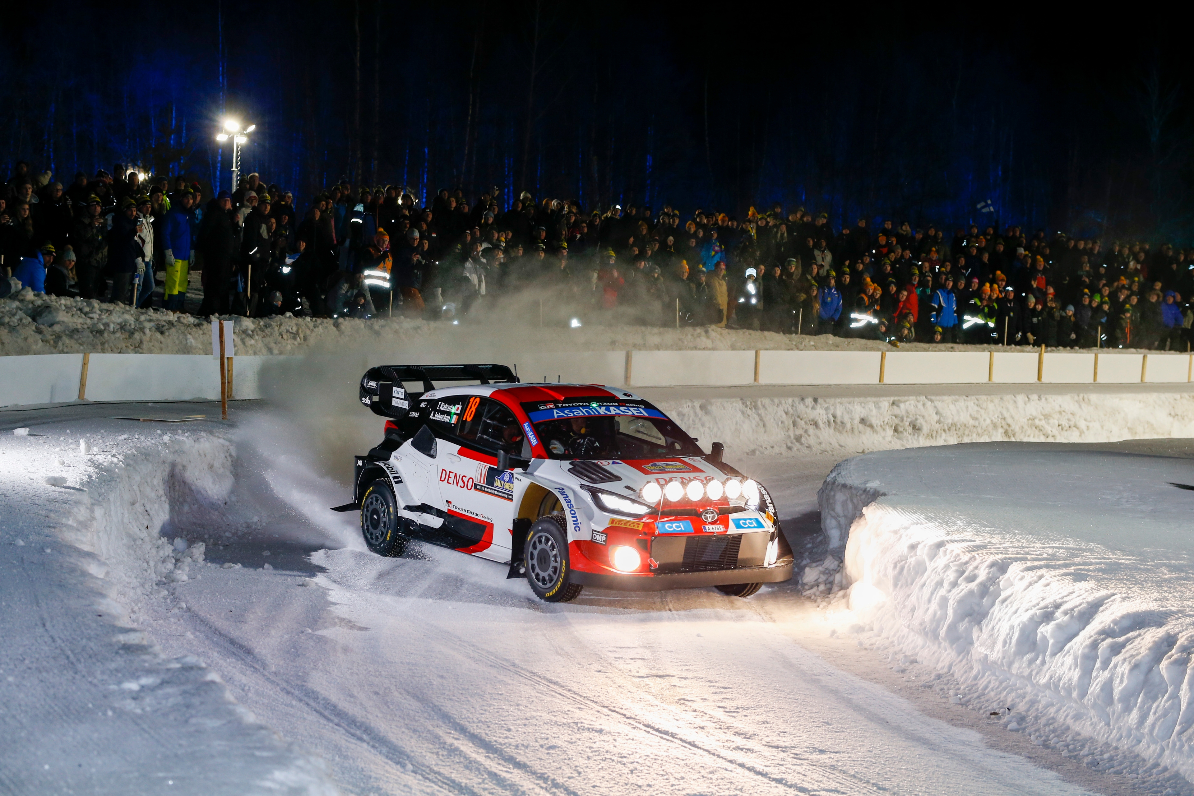 Elfyn Evans, Storbritannien och Scott Martin, Storbritannien, Toyota GR Yaris Rally1 Hybrid, på första sträckan på Red Barn Arena i Umeå 2023.   Foto: Micke Fransson/TT