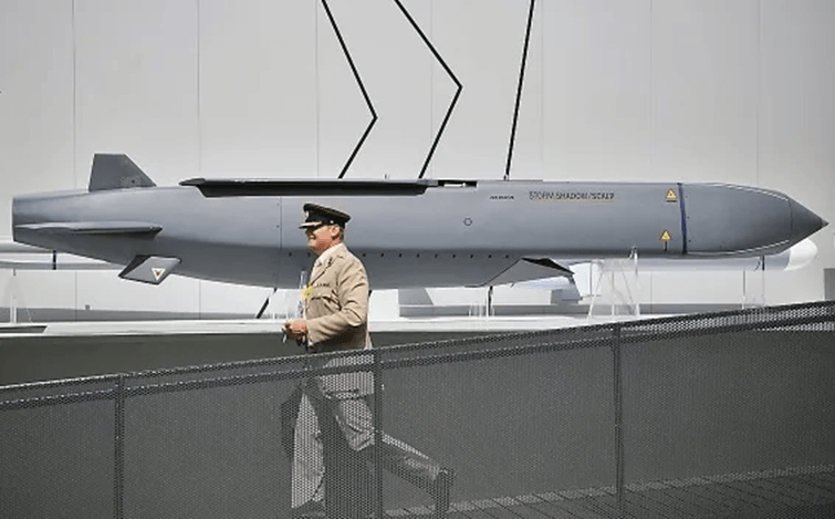 Det brittiska robotsystemet Storm Shadow på en militärmässa. Storbritannien har förnekat att man har personal på plats i Ukraina för att styra detta system. Foto: Bem Stansall/AFP via Getty Images